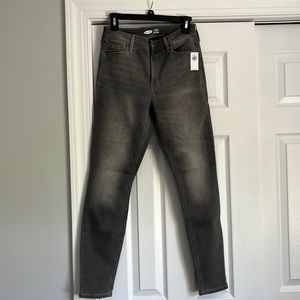 NEVER WORN SIZE 6 OLD NAVY JEANS